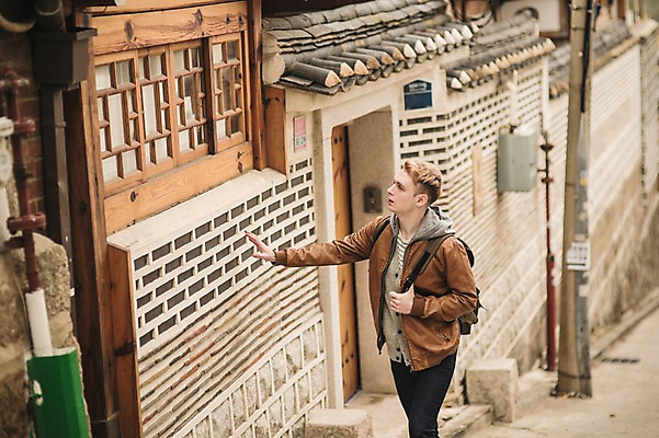 포토 JPG 주간 서양인 외국인 남자 한옥 서울 한명 상반신 20대 성인 야외 앞모습 구경 한옥마을 청년남자한명만 성인남자한명만 국내포토 자연요소 1 한국전통 뷰포인트 고건축 한국 사람 인종 청년 마을 남자한명만 성인남자만 청년남자만 파일형식