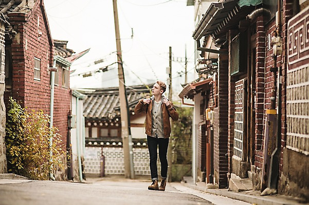 포토 JPG 주간 전신 서양인 외국인 남자 한옥 서울 한명 20대 성인 야외 앞모습 구경 한옥마을 청년남자한명만 성인남자한명만 국내포토 자연요소 1 한국전통 뷰포인트 고건축 한국 사람 인종 청년 마을 남자한명만 성인남자만 청년남자만 파일형식