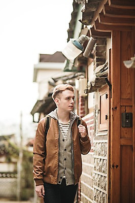 포토 JPG 주간 서양인 외국인 남자 한옥 서울 한명 상반신 20대 성인 야외 앞모습 구경 한옥마을 청년남자한명만 성인남자한명만 국내포토 자연요소 1 한국전통 뷰포인트 고건축 한국 사람 인종 청년 마을 남자한명만 성인남자만 청년남자만 파일형식