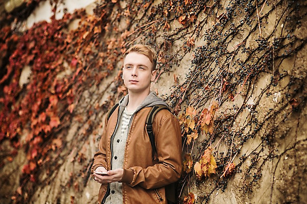 포토 JPG 주간 서양인 외국인 남자 서울 한명 상반신 20대 성인 야외 앞모습 스마트폰 한옥마을 길찾기 청년남자한명만 성인남자한명만 국내포토 자연요소 1 뷰포인트 한옥 한국 사람 인종 청년 핸드폰 스마트기기 마을 남자한명만 성인남자만 청년남자만 파일형식