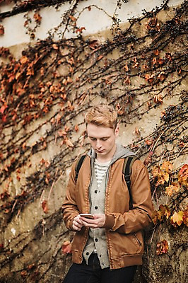 포토 JPG 주간 서양인 외국인 남자 서울 한명 상반신 20대 성인 야외 앞모습 스마트폰 한옥마을 길찾기 청년남자한명만 성인남자한명만 국내포토 자연요소 1 뷰포인트 한옥 한국 사람 인종 청년 핸드폰 스마트기기 마을 남자한명만 성인남자만 청년남자만 파일형식