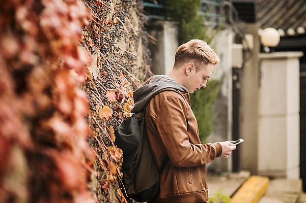 포토 JPG 주간 서양인 외국인 남자 서울 한명 상반신 20대 성인 야외 옆모습 스마트폰 한옥마을 길찾기 청년남자한명만 성인남자한명만 국내포토 자연요소 1 뷰포인트 한옥 한국 사람 인종 청년 핸드폰 스마트기기 마을 남자한명만 성인남자만 청년남자만 파일형식