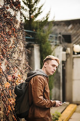 포토 JPG 주간 서양인 외국인 남자 서울 한명 상반신 20대 성인 야외 옆모습 스마트폰 한옥마을 길찾기 청년남자한명만 성인남자한명만 국내포토 자연요소 1 뷰포인트 한옥 한국 사람 인종 청년 핸드폰 스마트기기 마을 남자한명만 성인남자만 청년남자만 파일형식