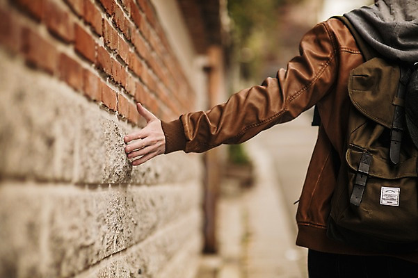 포토 JPG 주간 서양인 외국인 남자 벽 팔벌리기 벽돌 서울 한명 상반신 20대 성인 야외 뒷모습 한옥마을 청년남자한명만 성인남자한명만 국내포토 자연요소 1 뷰포인트 모션 한옥 한국 사람 인종 청년 마을 남자한명만 성인남자만 청년남자만 파일형식