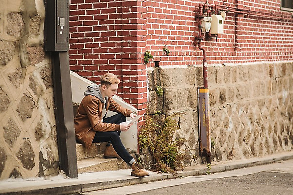 포토 JPG 주간 전신 서양인 외국인 남자 벽 지도 벽돌 서울 한명 앉기 20대 성인 야외 옆모습 계단 한옥마을 길찾기 청년남자한명만 성인남자한명만 국내포토 자연요소 1 뷰포인트 모션 한옥 한국 사람 인종 청년 마을 남자한명만 성인남자만 청년남자만 파일형식