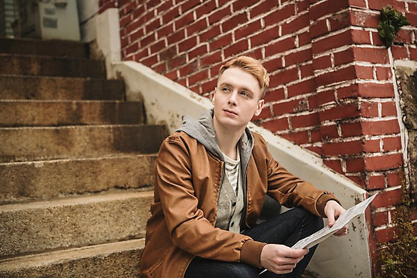 포토 JPG 주간 서양인 외국인 남자 벽 지도 벽돌 서울 한명 앉기 상반신 20대 성인 야외 계단 한옥마을 길찾기 청년남자한명만 성인남자한명만 국내포토 자연요소 1 모션 한옥 한국 사람 인종 청년 마을 남자한명만 성인남자만 청년남자만 파일형식