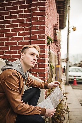 포토 JPG 주간 서양인 외국인 남자 벽 지도 벽돌 서울 한명 앉기 상반신 20대 성인 야외 옆모습 계단 한옥마을 길찾기 청년남자한명만 성인남자한명만 국내포토 자연요소 1 뷰포인트 모션 한옥 한국 사람 인종 청년 마을 남자한명만 성인남자만 청년남자만 파일형식