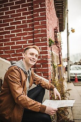 포토 JPG 주간 서양인 외국인 남자 벽 지도 벽돌 서울 한명 앉기 상반신 20대 성인 야외 옆모습 계단 한옥마을 길찾기 청년남자한명만 성인남자한명만 국내포토 자연요소 1 뷰포인트 모션 한옥 한국 사람 인종 청년 마을 남자한명만 성인남자만 청년남자만 파일형식