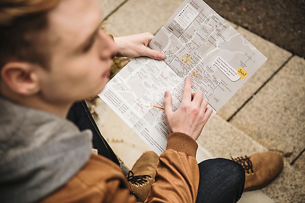 포토 JPG 주간 전신 서양인 외국인 남자 지도 서울 한명 앉기 손짓 20대 성인 야외 하이앵글 가리킴 한옥마을 길찾기 청년남자한명만 성인남자한명만 국내포토 자연요소 1 뷰포인트 모션 한옥 한국 사람 인종 청년 마을 남자한명만 성인남자만 청년남자만 파일형식