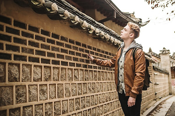 포토 JPG 주간 서양인 외국인 남자 한옥 서울 한명 상반신 20대 성인 야외 옆모습 구경 한옥마을 청년남자한명만 성인남자한명만 기와담장 국내포토 자연요소 1 한국전통 뷰포인트 고건축 한국 기와 사람 인종 청년 담장 마을 남자한명만 성인남자만 청년남자만 파일형식