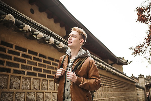 포토 JPG 주간 서양인 외국인 남자 한옥 서울 한명 상반신 20대 성인 야외 앞모습 구경 한옥마을 청년남자한명만 성인남자한명만 기와담장 국내포토 자연요소 1 한국전통 뷰포인트 고건축 한국 기와 사람 인종 청년 담장 마을 남자한명만 성인남자만 청년남자만 파일형식