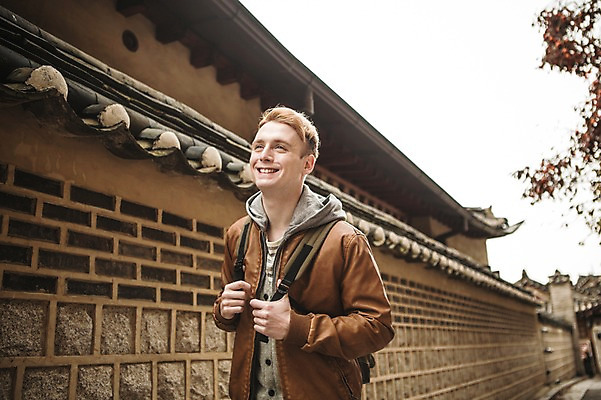 포토 JPG 주간 서양인 외국인 남자 한옥 서울 한명 상반신 20대 성인 야외 앞모습 구경 한옥마을 청년남자한명만 성인남자한명만 기와담장 국내포토 자연요소 1 한국전통 뷰포인트 고건축 한국 기와 사람 인종 청년 담장 마을 남자한명만 성인남자만 청년남자만 파일형식