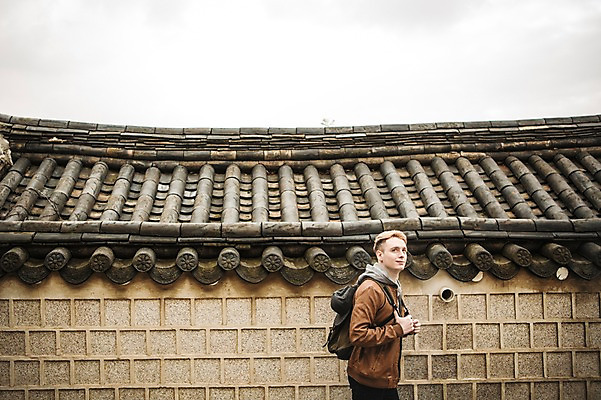 포토 JPG 주간 서양인 외국인 남자 한옥 서울 한명 상반신 20대 성인 야외 옆모습 구경 한옥마을 청년남자한명만 성인남자한명만 기와담장 국내포토 자연요소 1 한국전통 뷰포인트 고건축 한국 기와 사람 인종 청년 담장 마을 남자한명만 성인남자만 청년남자만 파일형식