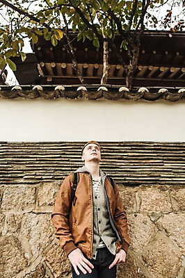 포토 JPG 주간 서양인 외국인 남자 한옥 서울 한명 상반신 20대 성인 야외 앞모습 구경 한옥마을 청년남자한명만 성인남자한명만 기와담장 국내포토 자연요소 1 한국전통 뷰포인트 고건축 한국 기와 사람 인종 청년 담장 마을 남자한명만 성인남자만 청년남자만 파일형식