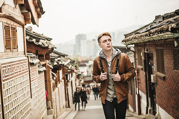 포토 JPG 주간 서양인 외국인 남자 한옥 서울 여러명 상반신 20대 성인 야외 앞모습 걷기 군중 구경 한옥마을 국내포토 자연요소 한국전통 뷰포인트 다수 고건축 모션 한국 사람 인종 청년 마을 파일형식