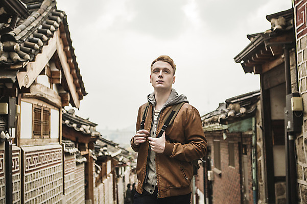 포토 JPG 주간 서양인 외국인 남자 한옥 서울 한명 상반신 20대 성인 야외 앞모습 구경 한옥마을 청년남자한명만 성인남자한명만 국내포토 자연요소 1 한국전통 뷰포인트 고건축 한국 사람 인종 청년 마을 남자한명만 성인남자만 청년남자만 파일형식