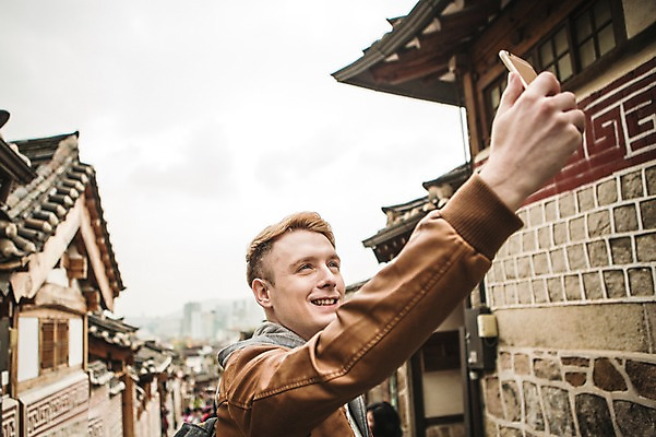 포토 JPG 주간 서양인 외국인 남자 한옥 서울 한명 상반신 20대 성인 야외 옆모습 구경 한옥마을 청년남자한명만 성인남자한명만 국내포토 자연요소 1 한국전통 뷰포인트 고건축 한국 사람 인종 청년 마을 남자한명만 성인남자만 청년남자만 파일형식