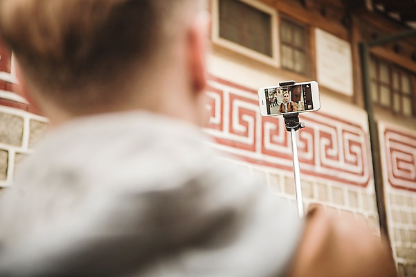 포토 JPG 주간 서양인 외국인 남자 한옥 서울 여러명 상반신 20대 성인 야외 군중 셀프카메라 한옥마을 셀카봉 국내포토 자연요소 한국전통 다수 고건축 한국 사람 인종 청년 마을 사진촬영 파일형식
