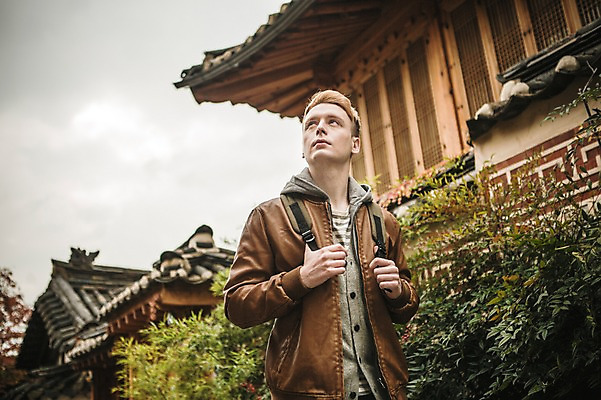 포토 JPG 주간 서양인 외국인 남자 한옥 서울 한명 상반신 20대 성인 야외 앞모습 구경 한옥마을 청년남자한명만 성인남자한명만 국내포토 자연요소 1 한국전통 뷰포인트 고건축 한국 사람 인종 청년 마을 남자한명만 성인남자만 청년남자만 파일형식