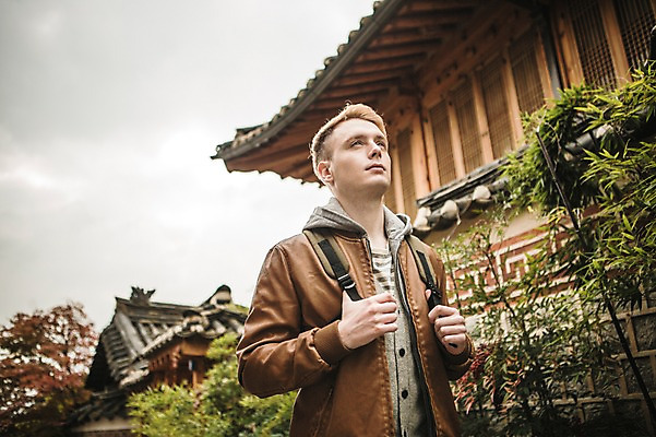 포토 JPG 주간 서양인 외국인 남자 한옥 서울 한명 상반신 20대 성인 야외 앞모습 구경 한옥마을 청년남자한명만 성인남자한명만 국내포토 자연요소 1 한국전통 뷰포인트 고건축 한국 사람 인종 청년 마을 남자한명만 성인남자만 청년남자만 파일형식