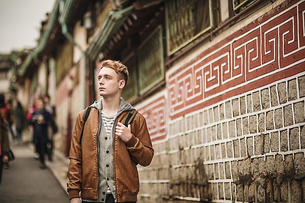 포토 JPG 주간 서양인 외국인 남자 한옥 서울 한명 상반신 20대 성인 야외 앞모습 구경 한옥마을 청년남자한명만 성인남자한명만 국내포토 자연요소 1 한국전통 뷰포인트 고건축 한국 사람 인종 청년 마을 남자한명만 성인남자만 청년남자만 파일형식