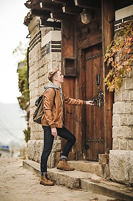 포토 JPG 주간 전신 서양인 외국인 남자 한옥 서울 한명 20대 성인 야외 옆모습 구경 한옥마을 청년남자한명만 성인남자한명만 국내포토 자연요소 1 한국전통 뷰포인트 고건축 한국 사람 인종 청년 마을 남자한명만 성인남자만 청년남자만 파일형식