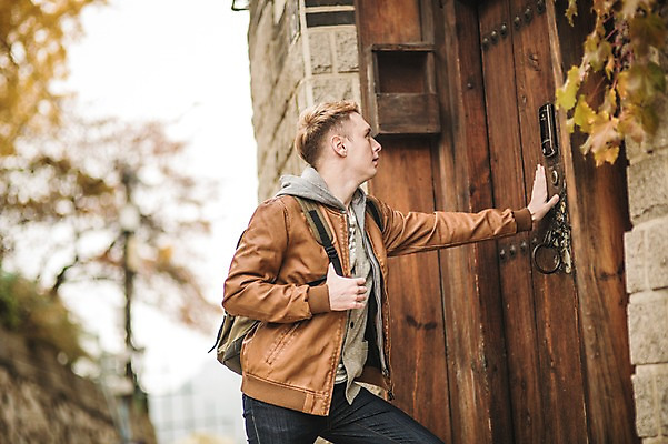 포토 JPG 주간 서양인 외국인 남자 한옥 서울 한명 상반신 20대 성인 야외 옆모습 구경 한옥마을 청년남자한명만 성인남자한명만 국내포토 자연요소 1 한국전통 뷰포인트 고건축 한국 사람 인종 청년 마을 남자한명만 성인남자만 청년남자만 파일형식