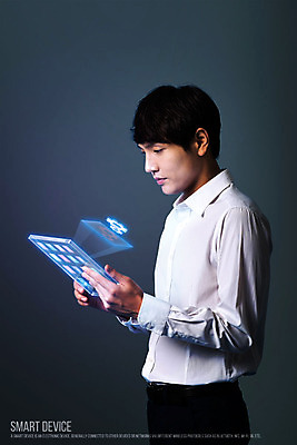 PSD 남자 한명 성인 태블릿 한국인 네트워크 디지털합성 합성 홀로그램 디지털아트 4차산업 1 산업 사람 동양인 전자제품 스마트기기 파일형식