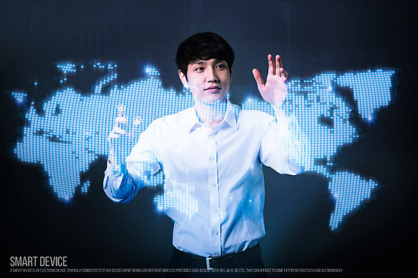 PSD 남자 세계지도 한명 성인 터치 한국인 네트워크 디지털합성 합성 홀로그램 디지털아트 4차산업 1 산업 지도 사람 동양인 세계 파일형식