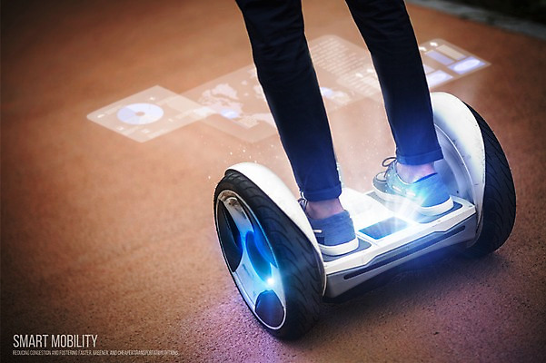 PSD 남자 성인 신체부위 다리 네트워크 디지털합성 합성 홀로그램 디지털아트 스마트모빌리티 전동휠 전동스쿠터 4차산업 모빌리티 산업 육상교통 교통수단 사람 스쿠터 파일형식