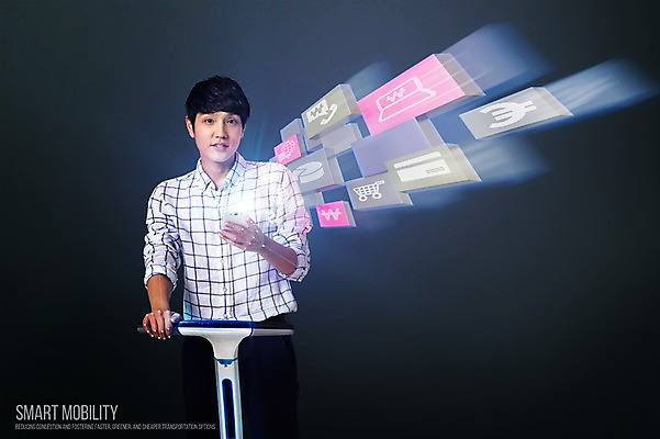 PSD 남자 한명 성인 스마트폰 한국인 네트워크 디지털합성 합성 홀로그램 디지털아트 스마트모빌리티 전동휠 전동스쿠터 4차산업 모빌리티 1 산업 육상교통 교통수단 사람 동양인 핸드폰 스마트기기 스쿠터 파일형식