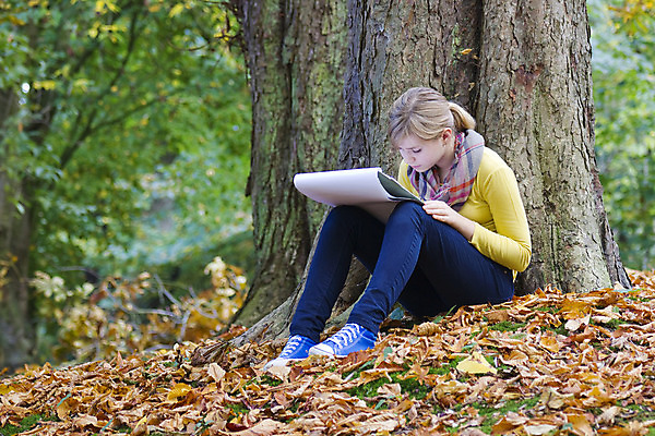 포토 JPG 해외이미지 나무 백인 1 학생 라이프스타일 공원 여자 종이 어린이 잎 자연 휴식 미술 한명 사람 앉기 야외 10대 청춘 금발 연필 소풍 기쁨 가을 오픈 그리기 체크무늬 예술가 혼자 해외202004 해외포토 서양인 식물 헤어스타일 계절 공공시설 감정 컨셉 무늬 모션 청소년 문화예술 학용품 생활 필기구 야외활동 생태계 파일형식 이미지허브