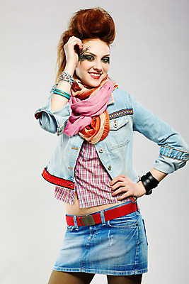 포토 JPG 해외이미지 백인 모델 라이프스타일 헤어스타일 손 여자 행복 유럽 문화 얼굴 분홍색 팔찌 한명 미소 사람 빨간색 파란색 치마 유행 목도리 재킷 회색 벨트 흰색 청바지 표현 도시 화려 생강 주근깨 빨간머리 펑크 스타일 해외202004 해외포토 서양인 1 잡화 감정 나라 컬러 컨셉 채소 장신구 바지 하의 표정 생활 신체부위 외투 점 파일형식 이미지허브