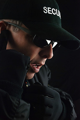 포토 JPG 해외이미지 남자 유니폼 텍스트 한명 경비 안전 사람 이벤트 단어 선글라스 힘 재킷 콘서트 관찰 손전등 경찰 보호 군중 소프트포커스 위험 싱글 보안 근육질 감시 경호원 장교 해외202004 해외포토 직업 문자 1 옷 안경 컨셉 모션 근육 조명 촬영기법 외투 공연 몸매 파일형식 이미지허브