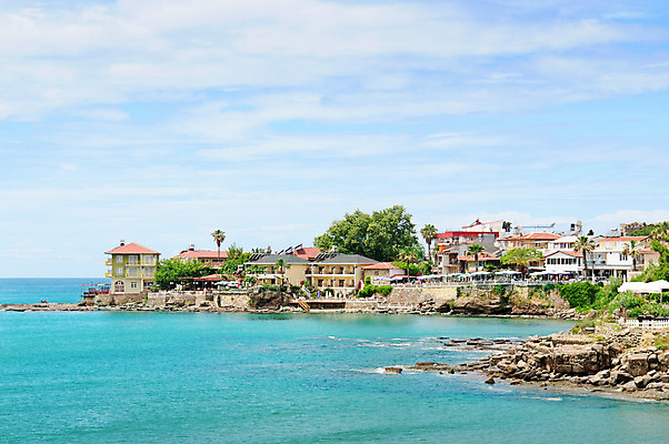 포토 JPG 해외이미지 나무 구름 벽 바다 여행 자연 하늘 휴가 주택 풍경 사람없음 야외 초록색 물 여름 파란색 햇빛 태양 맑음 바위 만 지중해 장면 타운 부둣가 내추럴 수평선 해외202004 해외포토 자연요소 식물 계절 컬러 날씨 건물 항구 돌_바위 도시 생태계 파일형식 이미지허브