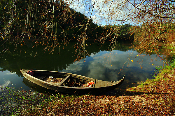 포토 JPG 해외이미지 구름 전통 밧줄 바다 교통시설 낚시 사람없음 빨간색 물 파란색 강 만 업무 보트 포르투갈 닻 돛대 해외202004 해외포토 자연요소 유럽 줄 컬러 교통 배_교통 레저 작업 시설 파일형식 이미지허브