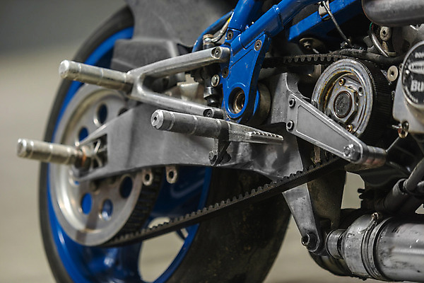 포토 JPG 해외이미지 1 라이프스타일 디자인 도로 스포츠 여행 교통시설 사람없음 파란색 빛 금속 힘 회색 오토바이 바퀴 주차 묘사 속도 엔진 모터 해외202004 해외포토 길 컬러 교통 재질 생활 바이크 시설 파일형식 이미지허브