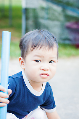 포토 JPG 해외이미지 백인 1 응시 공원 남자 행복 감정 아들 얼굴 어린이 백그라운드 한명 사람 동양인 소년 야외 기쁨 올려보기 가리킴 표현 아기 달콤 작음 큼 방향 명령 걸음마 결백 혼혈 해외202004 해외포토 서양인 시선 공공시설 가족 모션 인종 손짓 신체부위 맛 크기 다문화 파일형식 이미지허브
