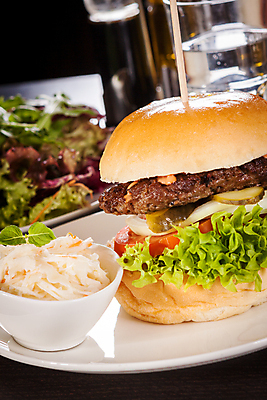 포토 JPG 해외이미지 접시 패스트푸드 실내 사람없음 아웃포커스 샐러드 햄버거 인스턴트 정크푸드 코우슬로 해외202004 해외포토 식기 음식 촬영기법 내부 파일형식 이미지허브