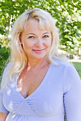 포토 JPG 해외이미지 백인 1 라이프스타일 공원 여자 유럽 한명 사람 성인 야외 세로 파란색 금발 맑음 흰색 중앙 해외202004 해외포토 서양인 헤어스타일 공공시설 나라 컬러 날씨 생활 파일형식 이미지허브