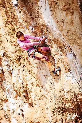 포토 JPG 해외이미지 주간 전신 여자 매달리기 한명 성인 야외 옆모습 잡기 암벽 암벽등반 암벽등반가 성인여자한명만 해외202004 해외포토 자연요소 1 뷰포인트 모션 사람 등산 여자한명만 성인여자만 파일형식 이미지허브