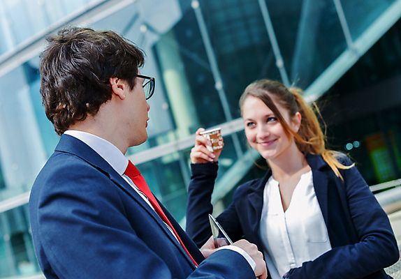 포토 JPG 해외이미지 백인 직업 라이프스타일 웰빙 여유 회사 비즈니스 휴식 노동자 대화 사람 야외 두명 사무실 평화 침묵 흰색 업무 작업 비즈니스맨 비즈니스우먼 달콤 유혹 동료 만족 조용 해외202004 해외포토 서양인 여자 남자 감정 컬러 컨셉 관계 말하기 생활 소리 직장인 맛 파일형식 이미지허브