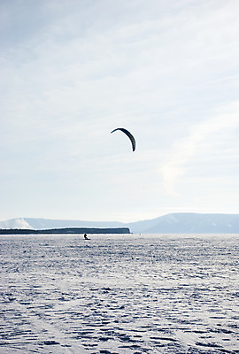 포토 JPG 해외이미지 1 라이프스타일 옷 남자 호수 스포츠 겨울 모션 자연 하늘 바람 스키 휴식 항해 건강 사람 취미 사람없음 야외 파란색 운동 햇빛 태양 냉동 얼음 힘 추위 흰색 헬멧 속도 북쪽 추적 시베리아 해외202004 해외포토 자연요소 계절 컬러 컨셉 배_교통 날씨 겨울스포츠 생활 보호장비 방향 생태계 파일형식 이미지허브