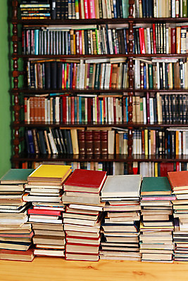 포토 JPG 해외이미지 교육 탁자 사람없음 책 쌓기 도서관 인쇄 다발 책상 문학 옛날 중고 많음 해외202004 해외포토 가구 컨셉 모션 파일형식 이미지허브