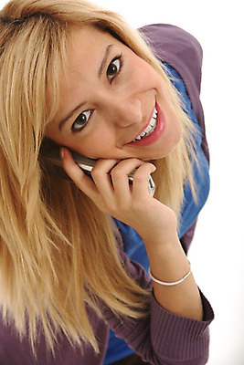 포토 JPG 해외이미지 백인 여자 행복 얼굴 셔츠 통신 모바일 세포 한명 사람 파란색 스마트폰 핸드폰 금발 흰색 메시지 연결 전화기 PDA 문자메시지 해외202004 해외포토 서양인 1 헤어스타일 감정 컬러 상의 신체부위 전자제품 스마트기기 파일형식 이미지허브