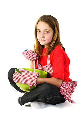 포토 JPG 해외이미지 어린이 요리 한명 초록색 쿠키 주방 숟가락 앞치마 장비 도움 사발 플라스틱 굽기 섞기 해외202004 해외포토 1 컬러 컨셉 재질 디저트 수저 사람 사기그릇 구이 파일형식 이미지허브