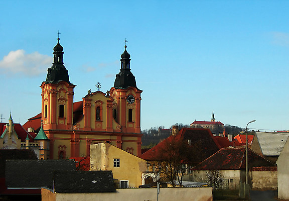 포토 JPG 해외이미지 종교 건축양식 자동차 지붕 주택 협상 사람없음 빨간색 교회 마을 탑 시골 승합차 언덕 체코 타운 종탑 바로크 옛날 해외202004 해외포토 건축물 건축 유럽 육상교통 컬러 비즈니스 종교건축 승용차 건물 도시 파일형식 이미지허브