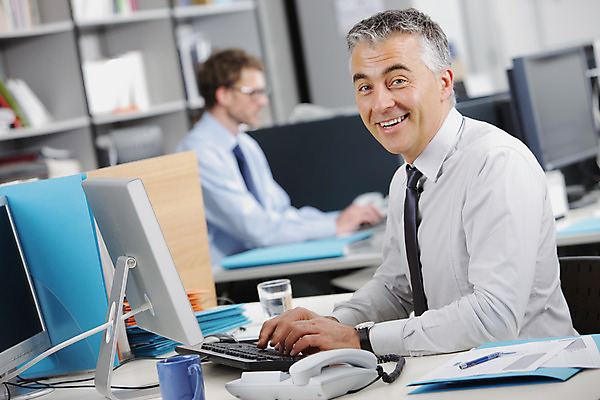 포토 JPG 해외이미지 백인 직업 응시 남자 행복 중년 셔츠 실내 성인 두명 가로 세로 컴퓨터 사무실 타이핑 키보드 직장인 비즈니스맨 만족 경영자 긍정 예복 해외202004 해외포토 서양인 시선 옷 감정 컨셉 상의 비즈니스 사람 내부 전자제품 리더 파일형식 이미지허브