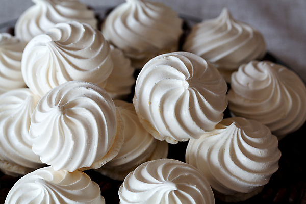 포토 JPG 해외이미지 접시 회색배경 서양음식 실내 사람없음 쿠키 달콤 머랭 해외202004 머랭쿠키 해외포토 식기 음식 백그라운드 디저트 내부 회색 맛 파일형식 이미지허브