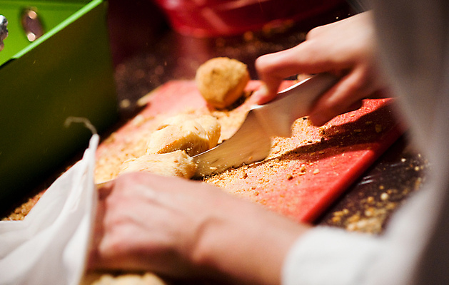 포토 JPG 해외이미지 음식 빵 조각 포즈 다이어트 비즈니스 요리 사람없음 주방 식당 요리사 미국 칼 자르기 집중 준비 상업 프랑스어 해외202004 해외포토 직업 문자 컨셉 북아메리카 모션 건강 상점 파일형식 이미지허브
